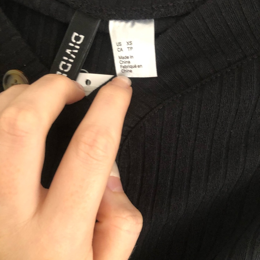 Cropped Ribbed Button Tee - Picture 5 of 5